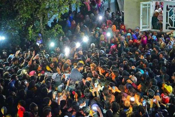 कश्मीर में सैंकड़ों लोगों ने तोड़ा लाॅकडाउन, आतंकी के जनाजे में हुये शामिल