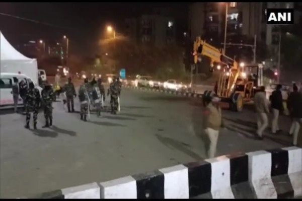 चिल्ला बॉर्डर से खत्म हुआ किसान आंदोलन, पुलिस ने हटाए बैरिकेड्स