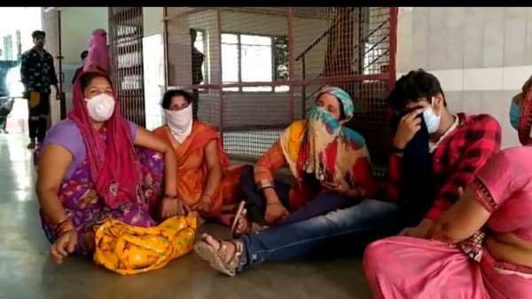 मेडिकल कॉलेज में तीमारदारों की पिटाई पर हंगामा,200 रुपये मांगने को लेकर हुए विवाद 
