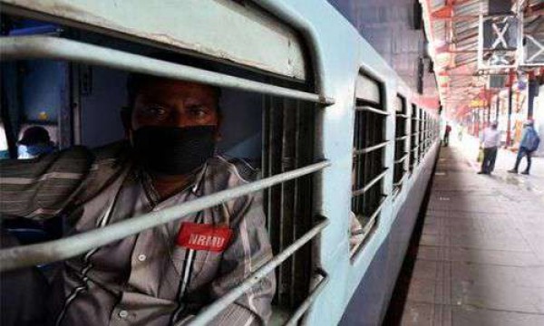 जानिए प्रवासी मजदूरों को घर तक पहुचने वाली ट्रेन का किराया कौन भरेगा?