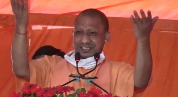 321 सीढ़ियां चढ़कर महर्षि वाल्मीकि की कुटिया में पहुंचे योगी आदित्यनाथ
