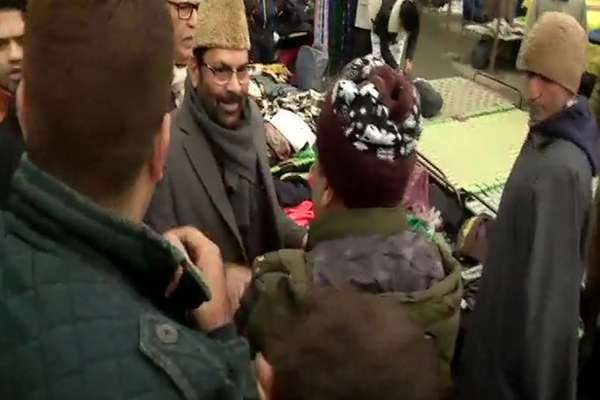 केन्द्रीय मंत्री नकवी श्रीनगर के लाल चौक पर स्थानीय लोगों से मिले