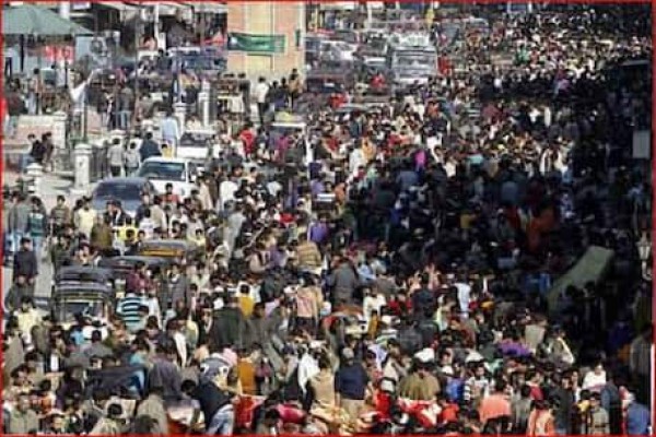 जनसंख्या की दौड़ में आगे आया पाकिस्तान, भारत और चीन में घटी प्रजनन दर