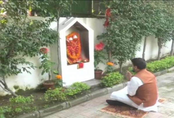 बजट से पहले अनुराग ठाकुर ने की पूजा-पाठ, बताया मोदी सरकार का मूल मंत्र