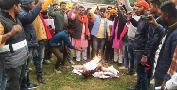 पुलिस की मौजूदगी में उड़ाई गयी डीएम ही नहीं सीएम के आदेश की धज्जियां