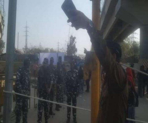 शाहीन बाग में बढ़ी सुरक्षा व्यवस्था, गोली चलने के बाद पुलिस ने लगाया मेटल डिटेक्टर