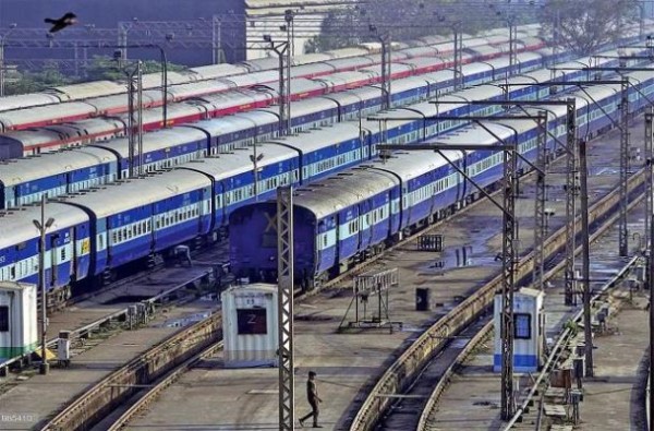 कोरोना संक्रमण के बीच धीरे-धीरे पटरी पर लौटती रेलगाड़ियां, जून में चलेंगी 660 ट्रेन