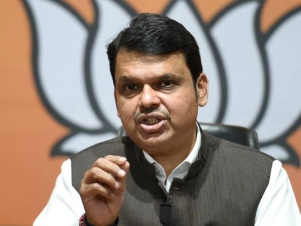 दावा- मेरे मुख्यमंत्री रहते उद्धव ठाकरे ने फोन कर सचिन वाजे को बहाल करने के लिए कहा था