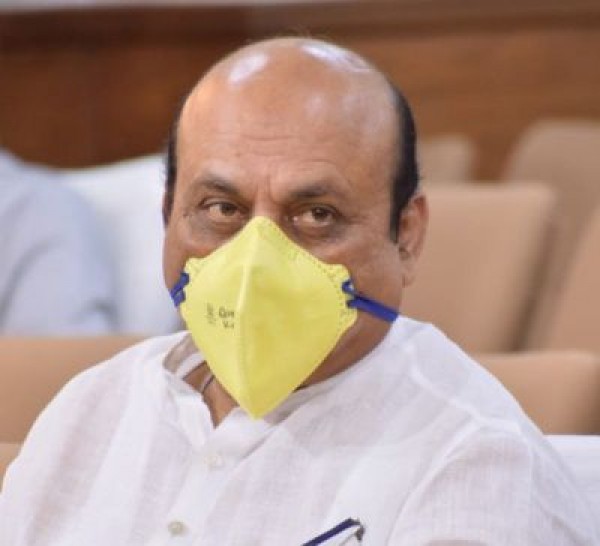 कर्नाटक : विधायक दल की बैठक से पहले बोम्मई ने येदियुरप्पा से की मुलाकात