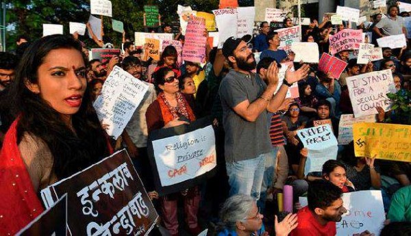 वेलेंटाइन डे पर सीएए विरोधियों ने किया प्रेम और प्रतिरोध का इजहार