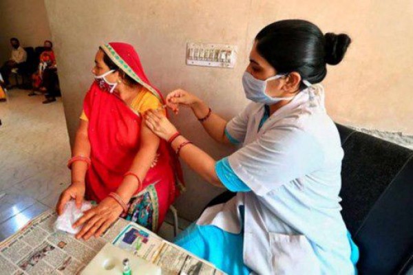 किसकी नाकामी!, टीका लेने के लिए सेंटर-दर-सेंटर भटक रहे लोग