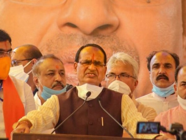 शिवराज चौहान का कमलनाथ पर पलटवार- नारियल लेकर नहीं तो क्या शैम्पेन की बोतल लेकर घूमूं