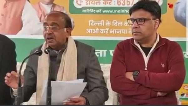 केजरीवाल भ्रष्टाचार खत्म करने आए थे लेकिन वो खुद भ्रष्टाचारियों के साथ खड़े हो गए हैं 