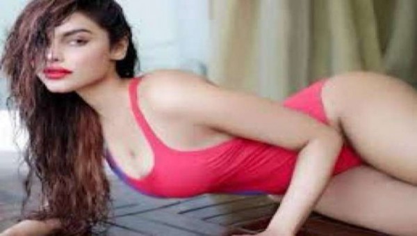 अपने सेक्सी बदन को दिखाकर इस मॉडल ने उड़ाए लोगो के होश