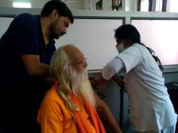 रामलला के प्रधान पुजारी आचार्य सत्येंद्र दास ने लगवाई कोरोना वैक्सीन की पहली डोज,