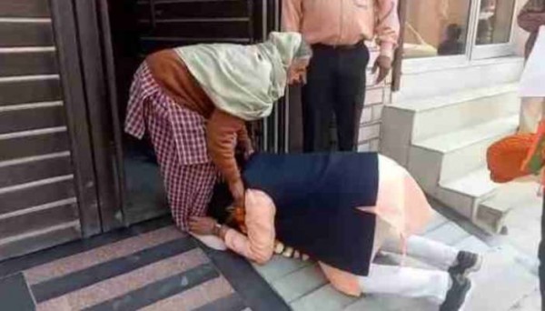 वोटों के लिए जनता के पैरों में लोट रहे हैं BJP प्रत्याशी संजय सिंह