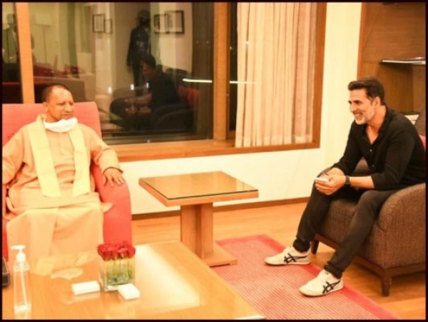 मुंबई में अक्षय कुमार से मिले सीएम योगी आदित्यनाथ, फिल्म सिटी को लेकर हुई बातचीत