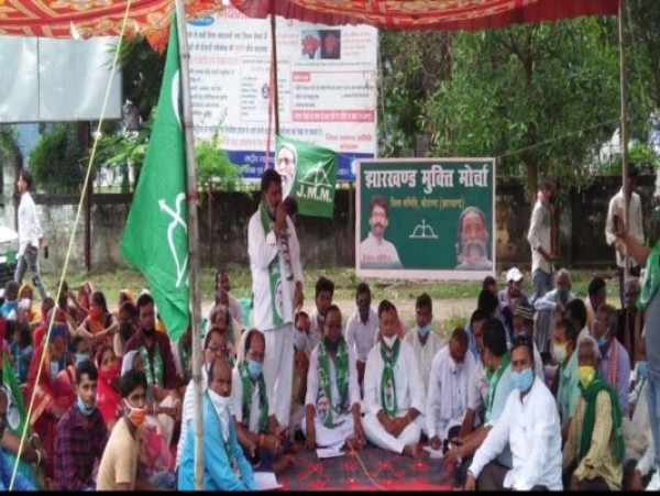 कृषि बिल के विरोध में झामुमो ने दिया धरना