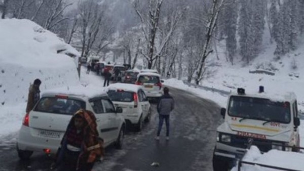 भारी बर्फबारी के कारण मनाली में फंसे 500 से ज्यादा टूरिस्ट