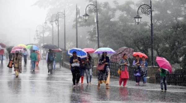 राजधानी दिल्ली में लगातार दूसरे दिन हुई बारिश, न्यूनतम तापमान में हुई बढ़ोतरी