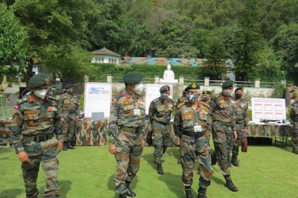  फॉरवर्ड इलाकों का जायजा लेने पहुंचे आर्मी चीफ, ताबड़तोड़ चल रहा है एंटी टेररिस्ट ऑपरेशन