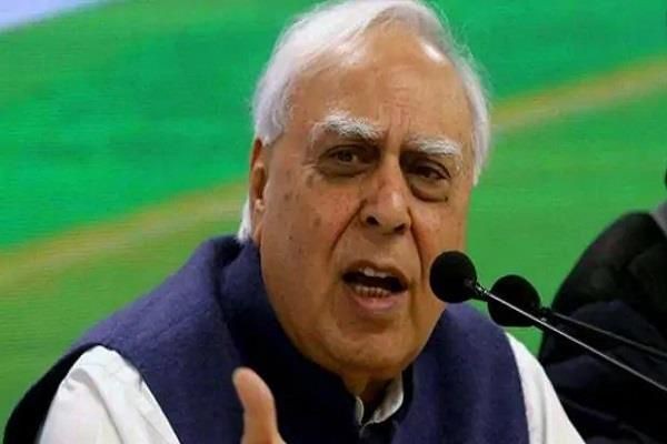 कपिल सिब्बल ने की मांग - बगावत करने वाले जनप्रतिनिधियों के अगला चुनाव लड़ने पर लगे रोक