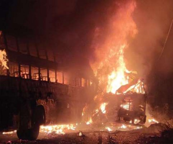 बस हादसे के शिकार दस यात्रियों के शव मिले,23 घायल