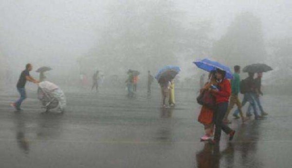 अगले 24 घंटे में आंधी-तूफान के साथ होगी तेज बारिश, इन राज्यों में बर्फबारी की चेतावनी