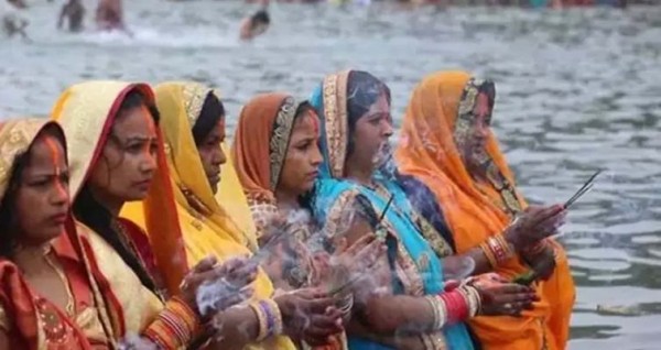 छटव्रतधारियों ने डूबते सूर्य के साथ प्रत्यूषा को दिया अर्घ्य