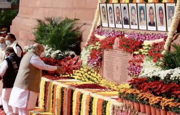 संसद भवन हमले की बरसी पर अमित शाह ने शहीदों को दी श्रद्धांजलि