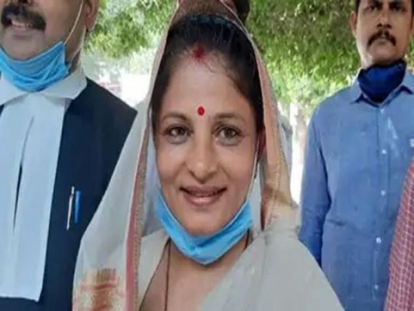 यूपी विधानसभा उपचुनाव: चुनावी मैदान से हट गईं धनंजय और लकी यादव की पत्नियां
