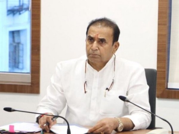 महाराष्ट्र के गृहमंत्री बोले- फिल्म इंडस्ट्री कहीं नहीं जा सकती, योगी को कोशिश कर लें