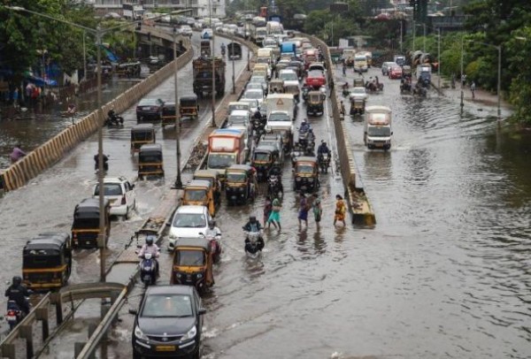 मुंबई में मौसम का कहर: मूसलाधार बारिश से कई इलाके जलमग्न, अब तक 25 लोगों की जान गई