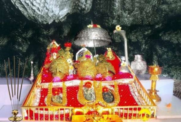 नवरात्र की शुरुआत से पहले माता वैष्णो के मंदिर में आम लोगों के प्रवेश पर लगा प्रतिबंध
