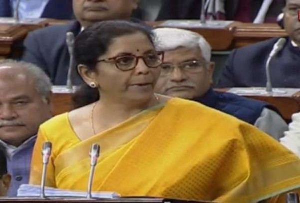 बजट भाषण में निर्मला ने पढ़ा कश्मीरी शेर, बोलीं- हमारा देश डल झील में खिलता कमल है