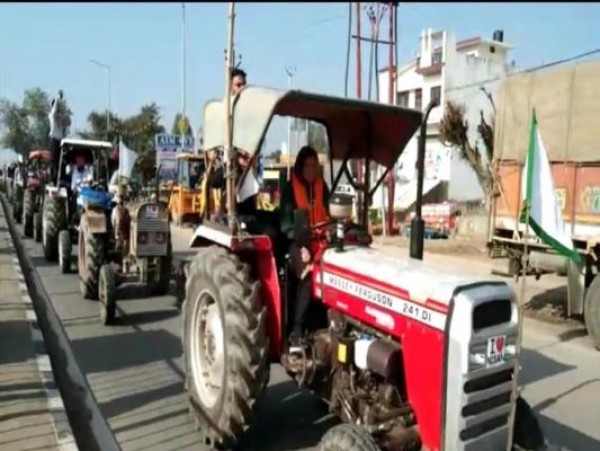 पीलीभीत में किसानों का प्रदर्शन, कृषि कानून के विरोध में सड़कों पर उतरीं महिलाएं व युवतियां