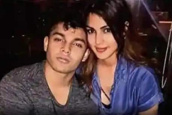 NCB अधिकारी बोले- शोविक से सुशांत सिंह राजपूत के लिए ड्रग्स मंगवाती थी रिया चक्रवर्ती