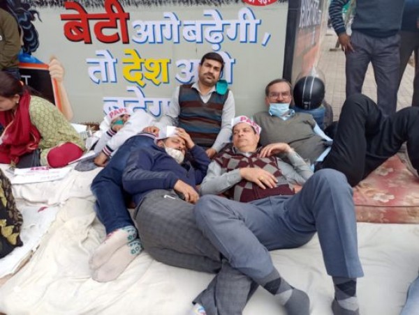 स्कूलों की मनमानी के खिलाफ पापा संस्था की भूख हड़ताल जारी