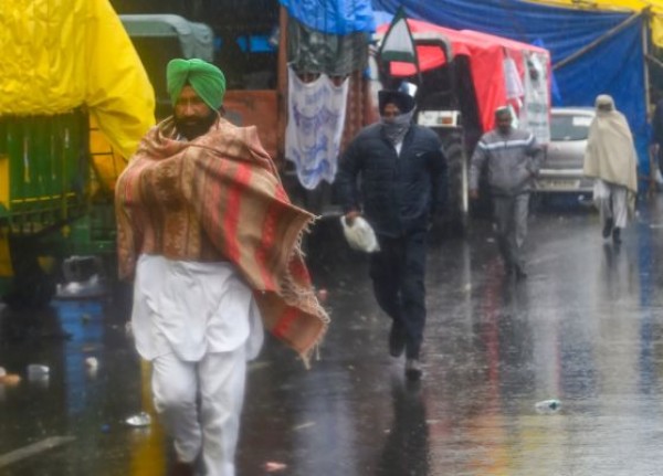 बारिश ने किसानों की समस्याओं को दो गुना बढ़ाया