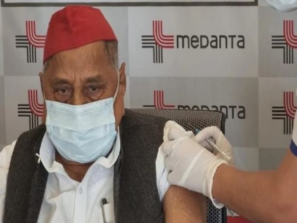 मुलायम सिंह यादव ने लगवाई कोरोना वैक्सीन, बीजेपी नेताओं ने अखिलेश यादव पर कसा तंज