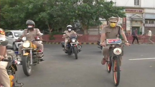 सोशल डिस्टेंसिंग का पालन करवाने साइकिल पर ही निकल पड़ा दिल्ली का ये अफसर