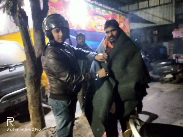 असहायों को ठंड से बचाने के लिए बांटा कम्बल