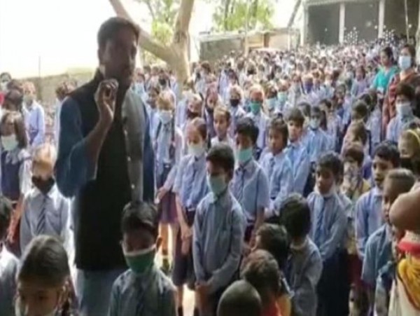 UP: स्कूल खोलकर सैकड़ों बच्चों के बीच कोविड नियमों को ताक पर रखा