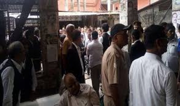 उत्तर प्रदेश के लखनऊ कोर्ट में बम धमाका, कई वकीलों के घायल होने की खबर
