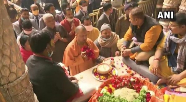 बांके बिहारी मंदिर पहुंचे सीएम योगी आदित्यनाथ, की पूजा