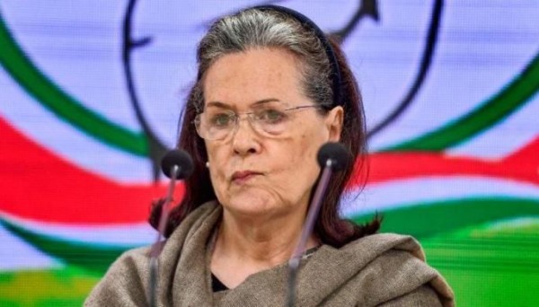 अहमद पटेल का जाना कांग्रेस के लिए बड़ा बज्रपात, किसे विरासत सौंपेंगी सोनिया गांधी