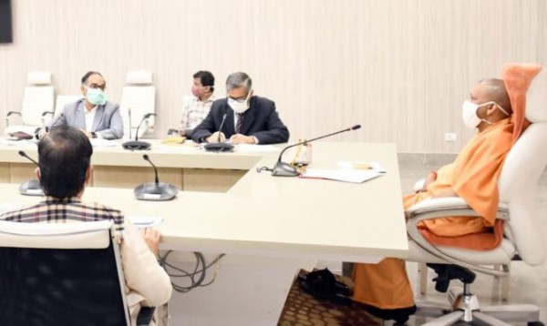 मुख्यमंत्री के समक्ष प्रस्तावित यूपी डेटा सेण्टर पाॅलिसी का प्रस्तुतीकरण