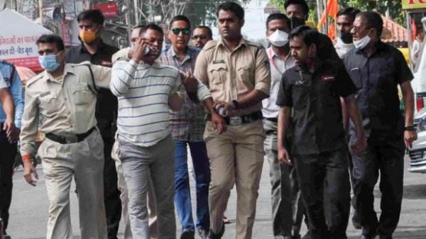 विकास दुबे का पोस्टमॉर्टमः शरीर के आर-पार हुईं तीन गोलियां, ज्यादा खून बहने से मौत