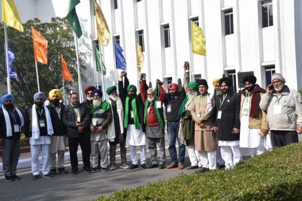 किसानों की 2 मांगों पर झुकी सरकार