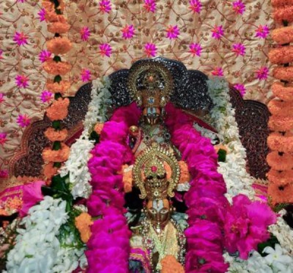 अयोध्या में रामलला चांदी के हिंडोले पर आसीन